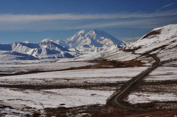 A estrada nos leva para na direção do Mt. McKinley, no Denali National Park, no Alaska